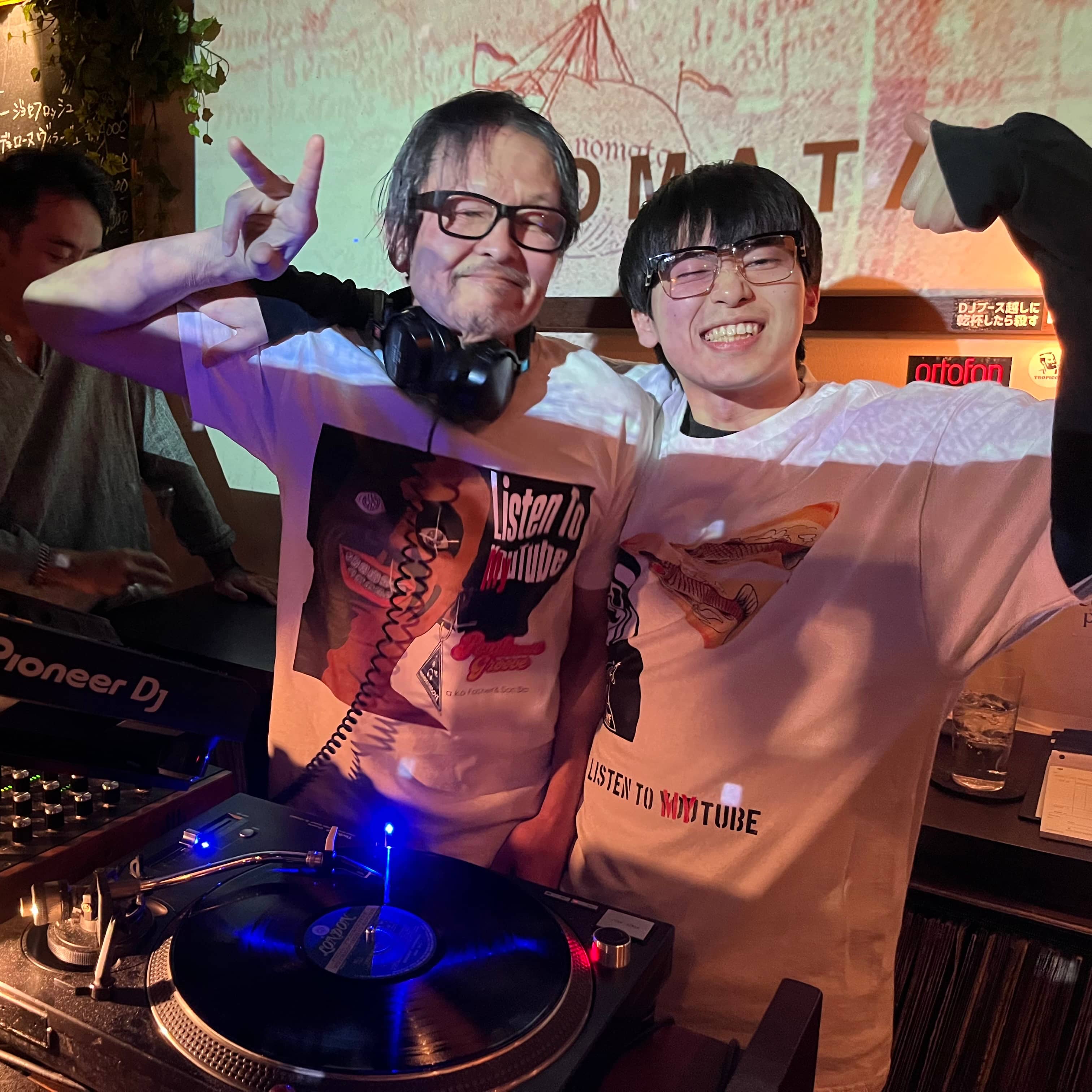 Tシャツを着たDJと参加者の記念ショット