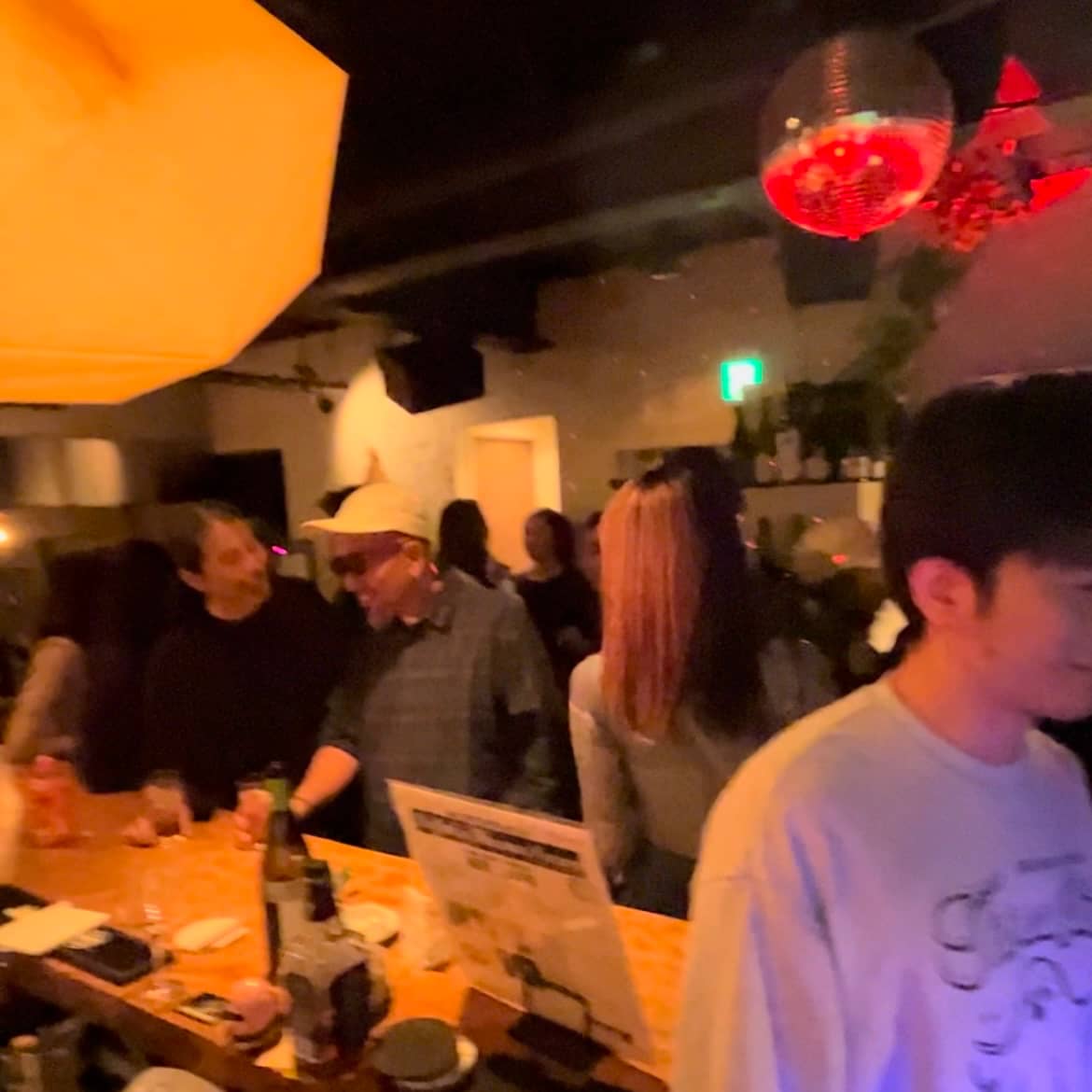 イベントで賑わうバーカウンターの様子