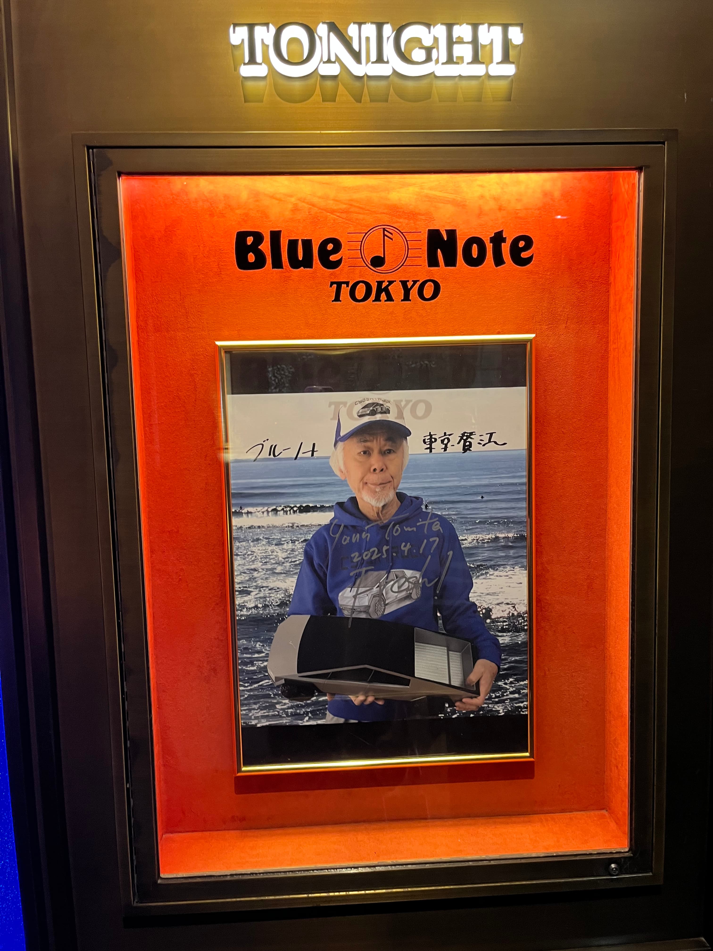 Yann TomitaポスターとBlue Noteの看板