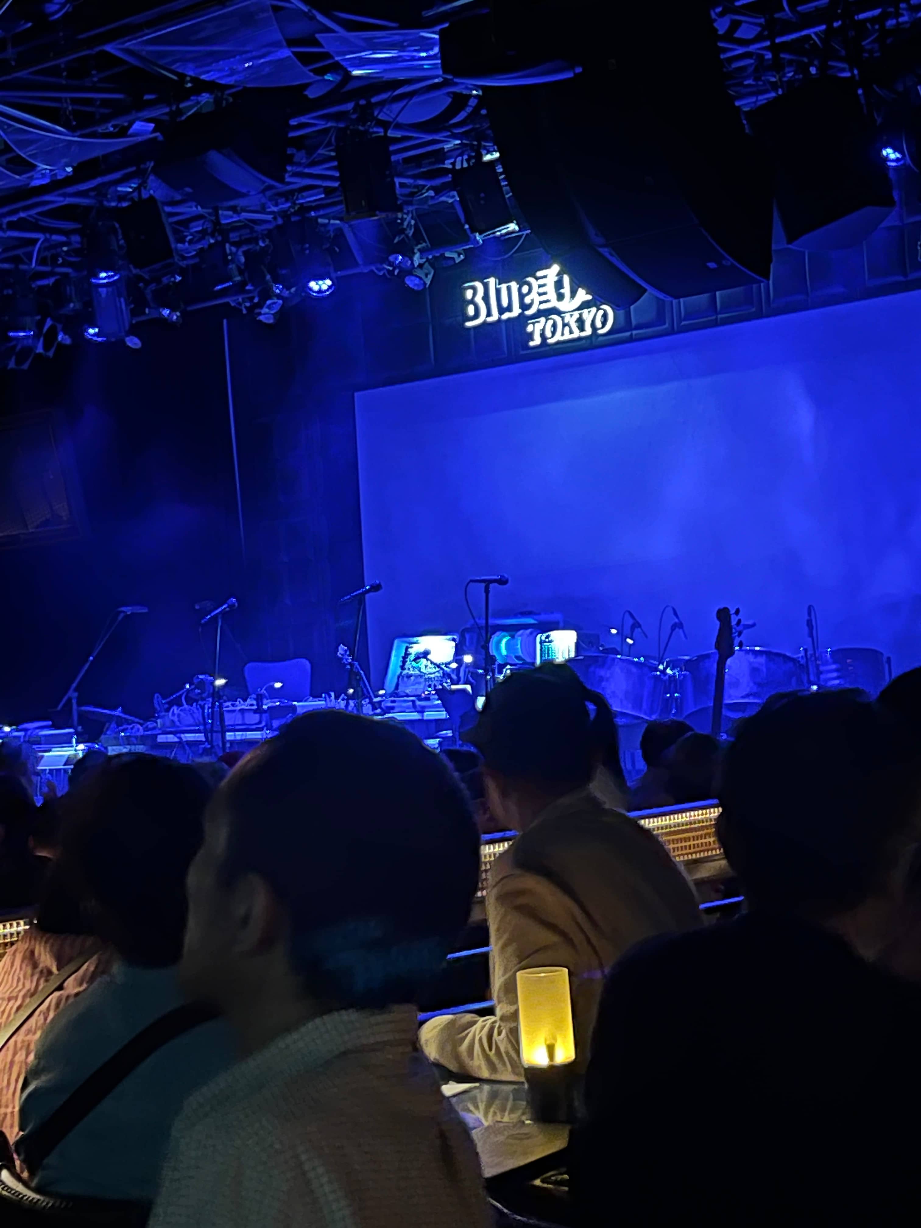 Blue Note Tokyoのステージ前の様子