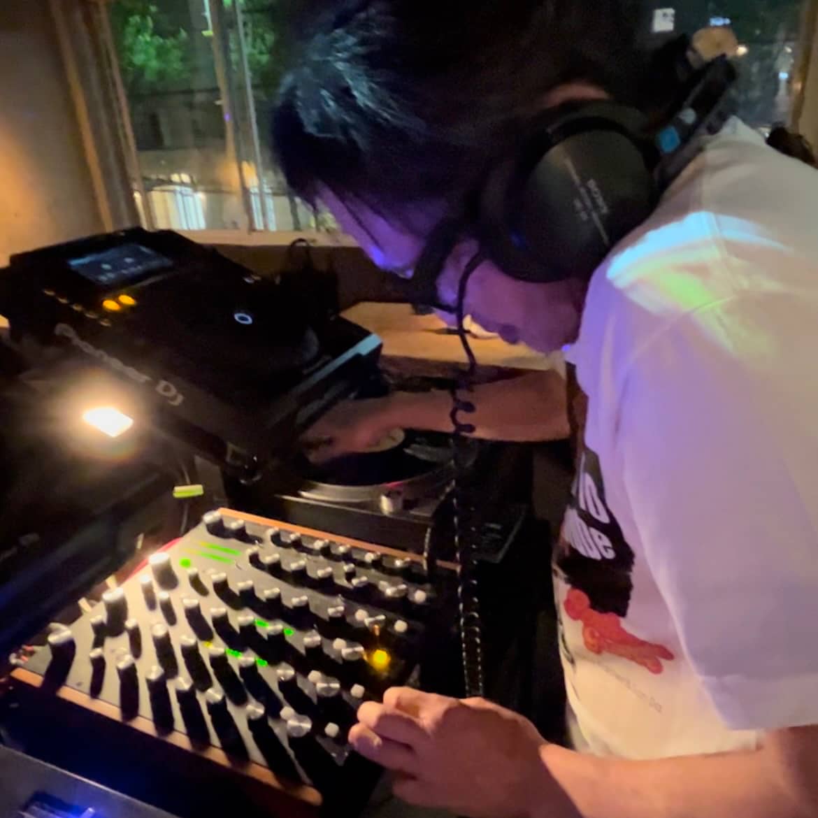 レコードでプレイするDJの手元